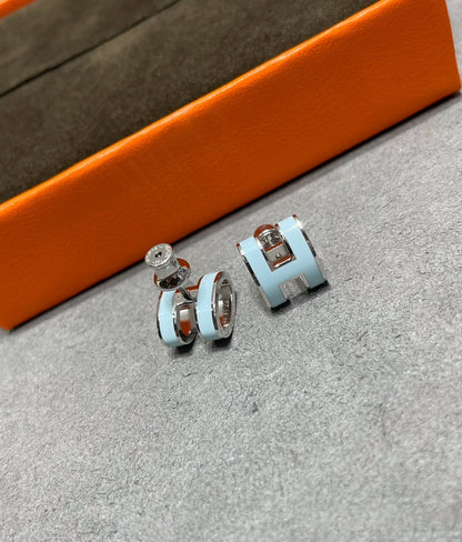 [アンジェラジュエリー]POP H スカイブルー スタッドピアス