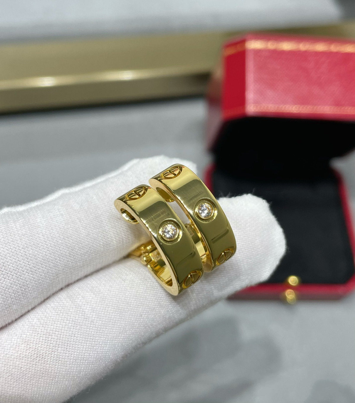 [アンジェラジュエリー]LOVE 5.5mm 1ダイヤモンドピアス