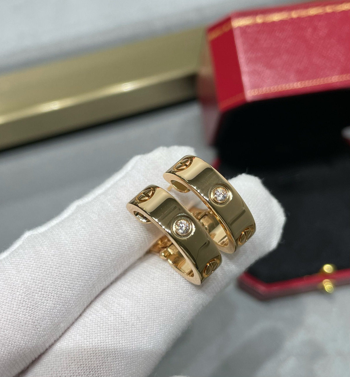 [アンジェラジュエリー]LOVE 5.5mm 1ダイヤモンドピアス
