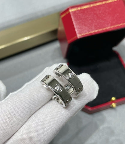 [アンジェラジュエリー]LOVE 5.5mm 1ダイヤモンドピアス