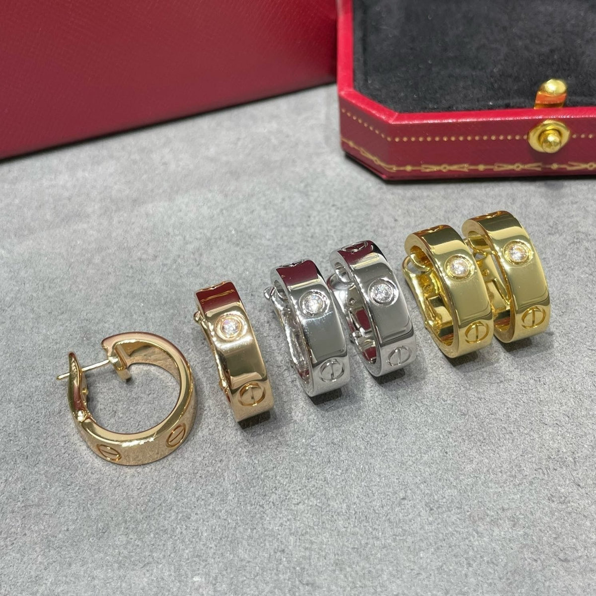 [アンジェラジュエリー]LOVE 5.5mm 1ダイヤモンドピアス