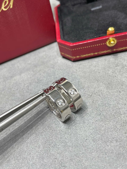 [アンジェラジュエリー]LOVE 5.5mm 1ダイヤモンドピアス