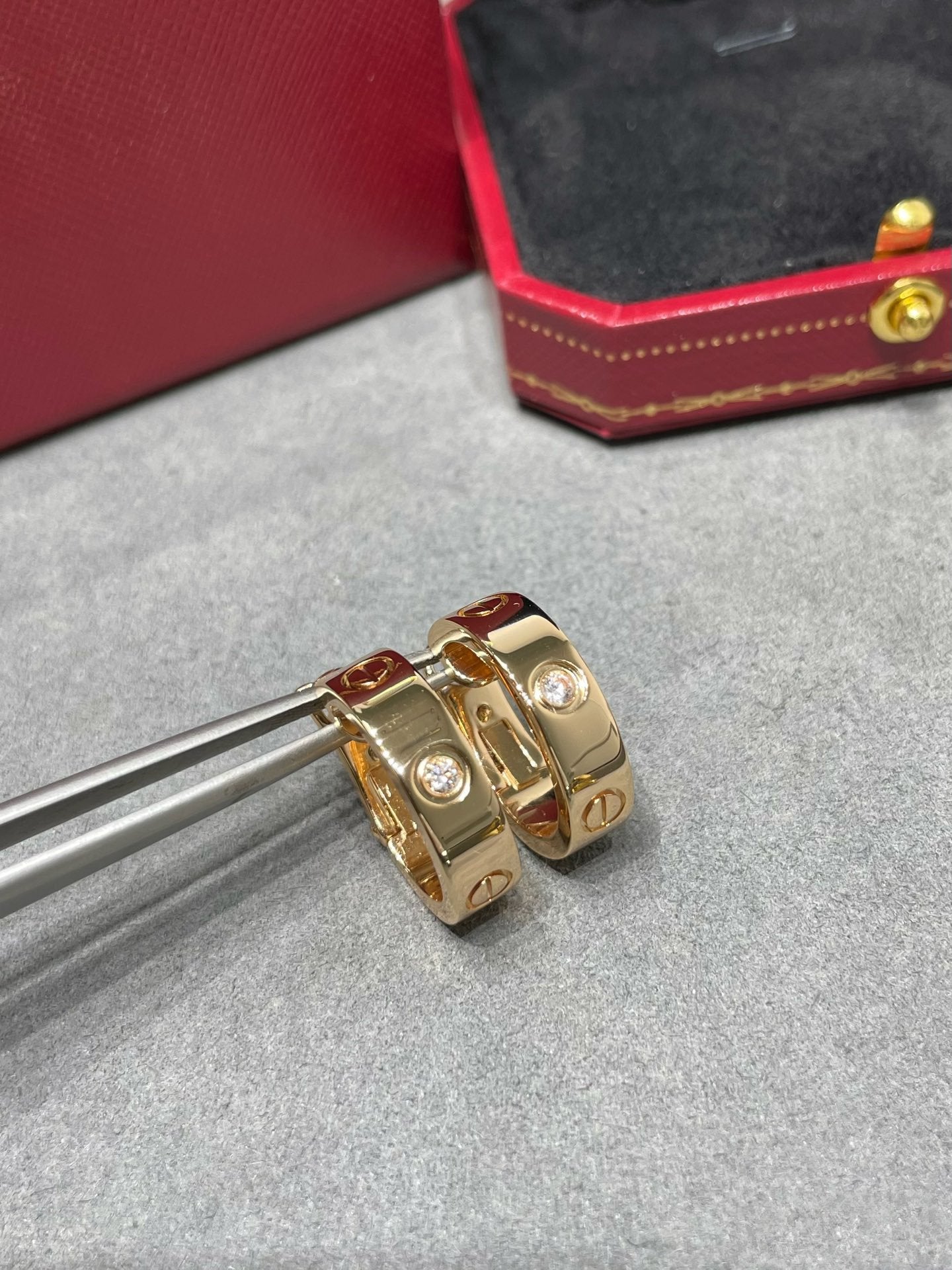 [アンジェラジュエリー]LOVE 5.5mm 1ダイヤモンドピアス