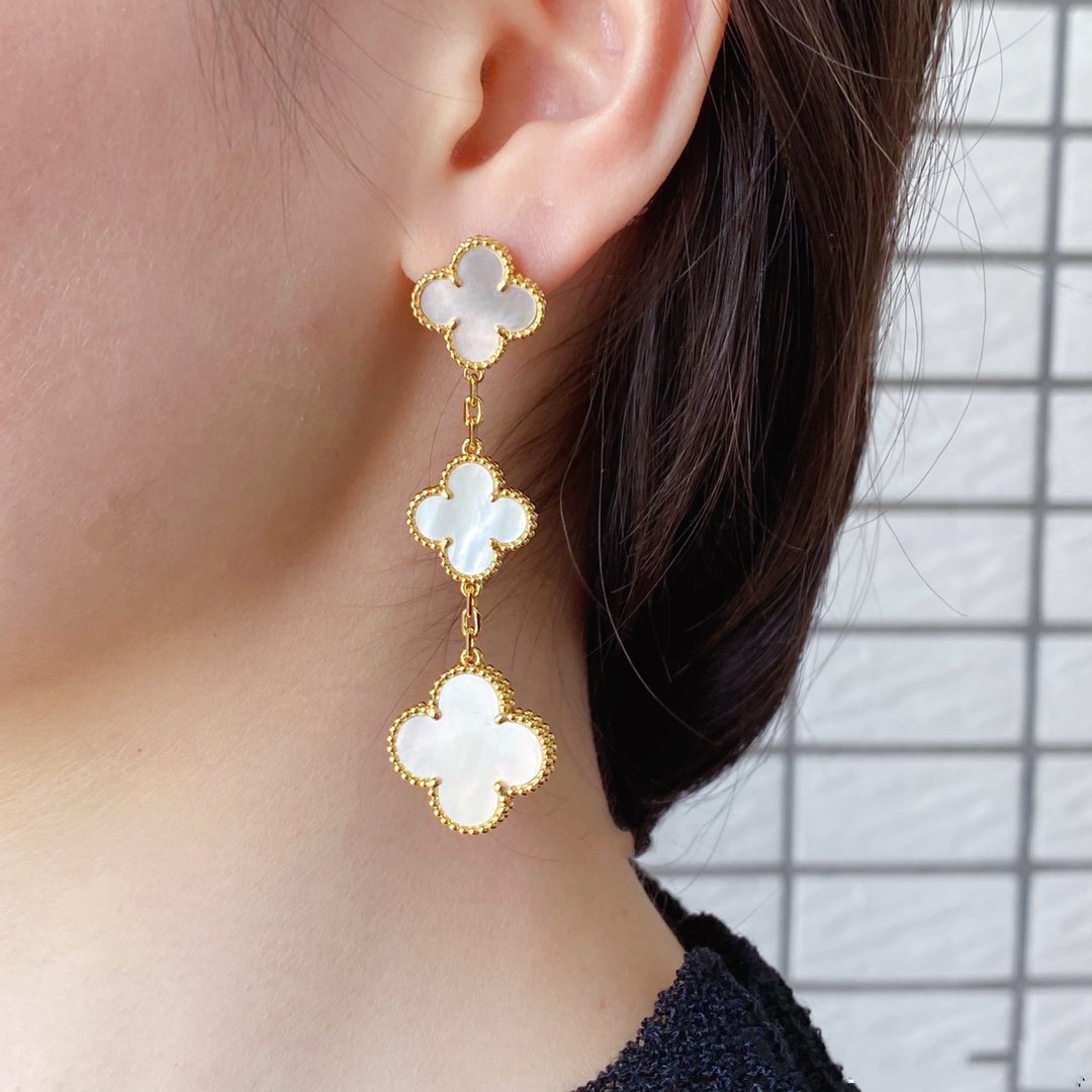 [アンジェラジュエリー]クローバーモップ 3モチーフ ゴールドピアス