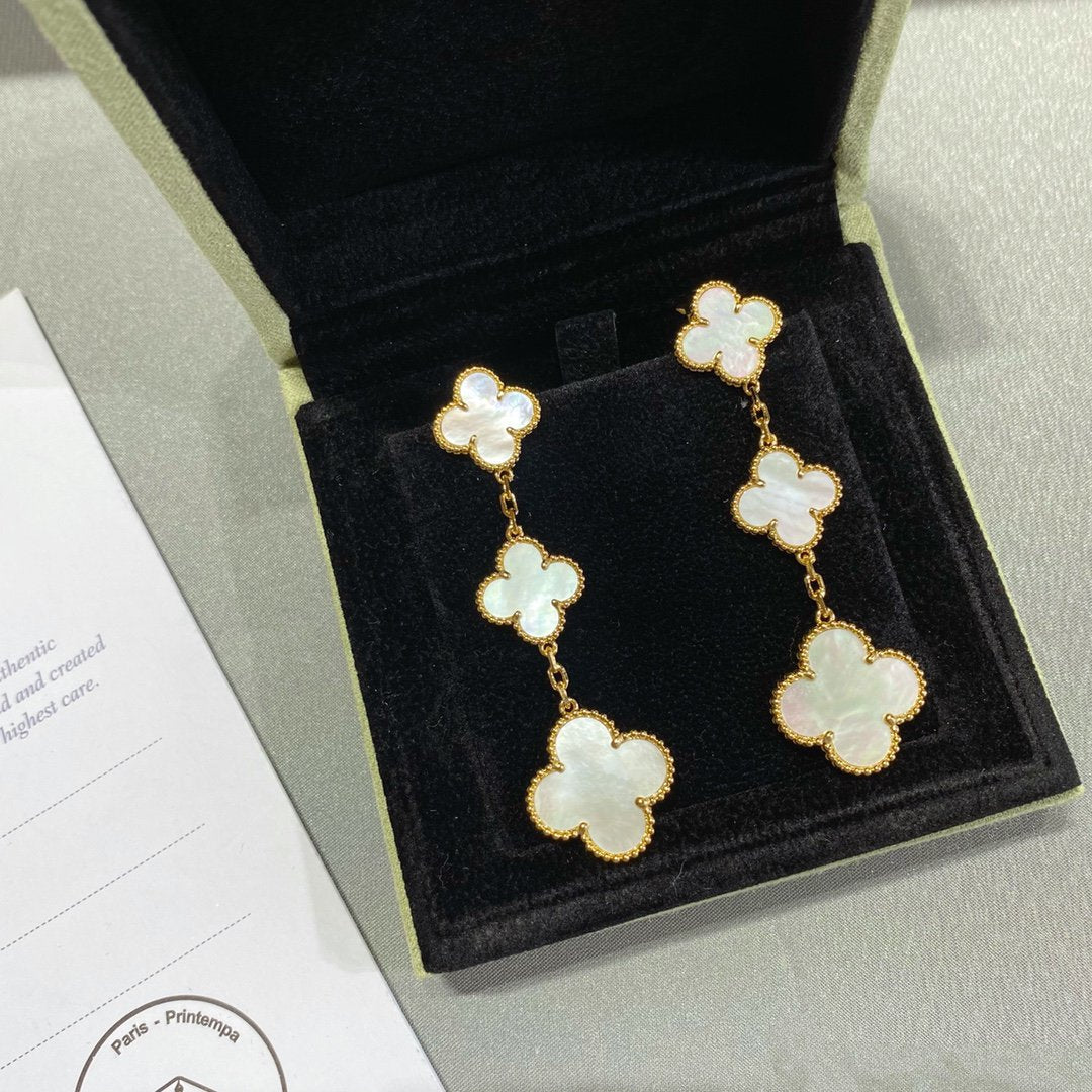 [アンジェラジュエリー]クローバーモップ 3モチーフ ゴールドピアス