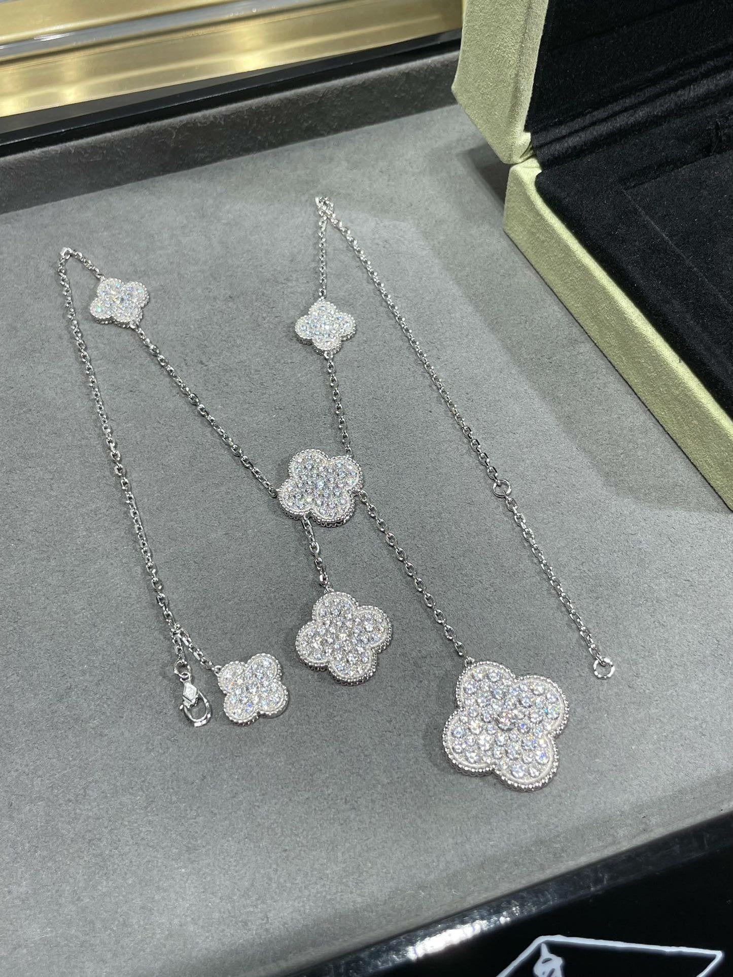 [アンジェラジュエリー]クローバー 6モチーフ ダイヤモンドパヴェネックレス