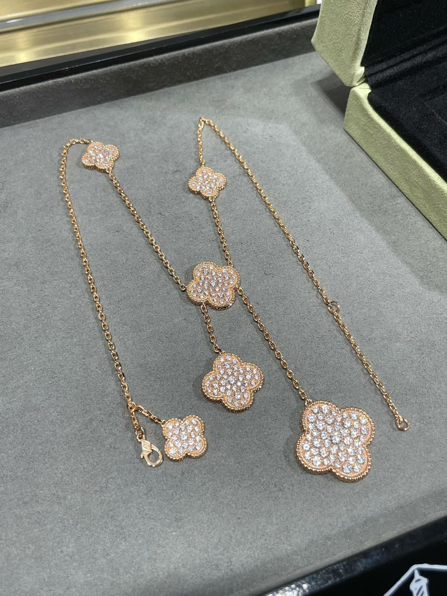 [アンジェラジュエリー]クローバー 6モチーフ ダイヤモンドパヴェネックレス