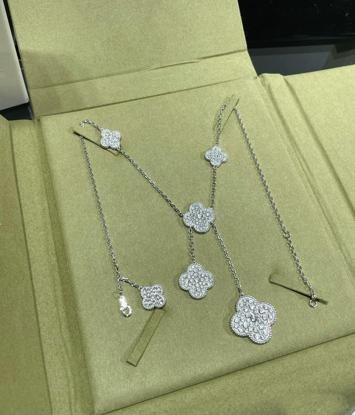 [アンジェラジュエリー]クローバー 6モチーフ ダイヤモンドパヴェネックレス