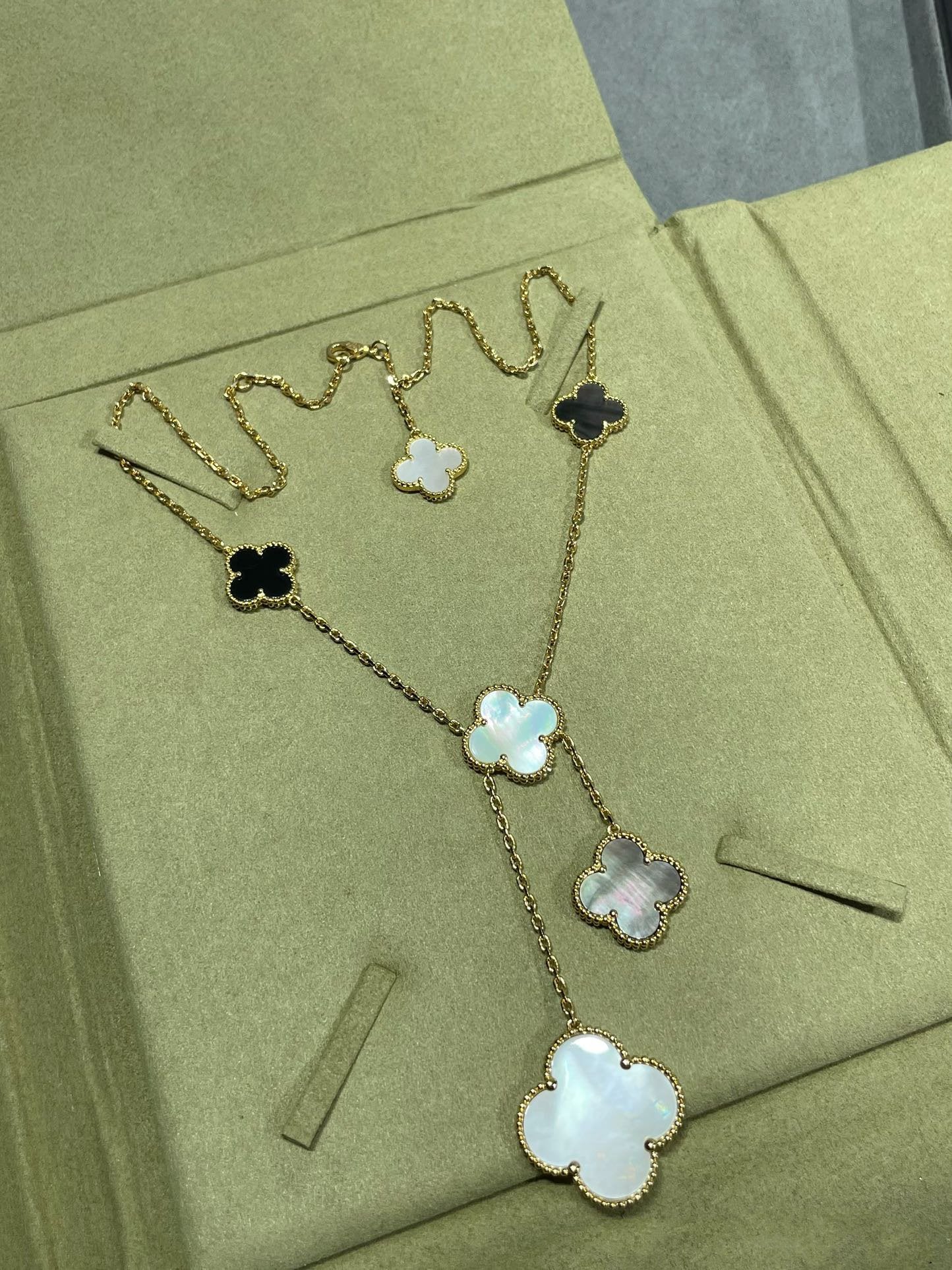 [Angela Jewellery]CLOVER 6 MOTIF MOP ONYX GOLD NECKLACE