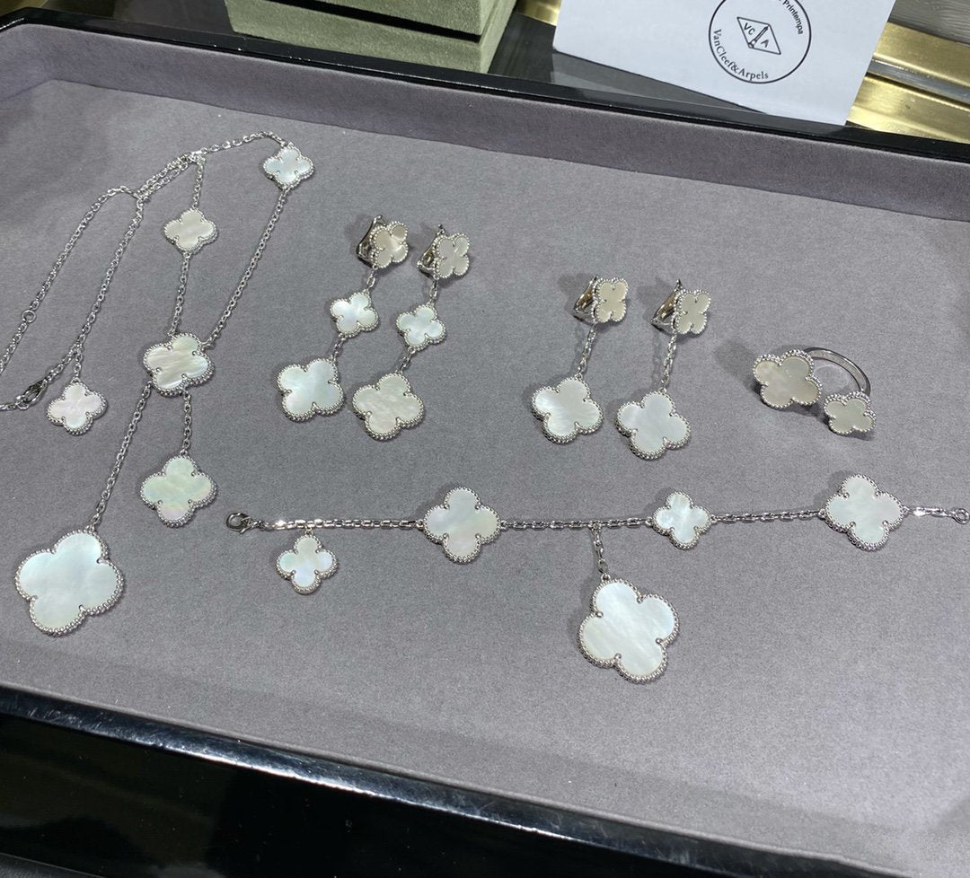 [アンジェラジュエリー]クローバー5モチーフ ホワイトモップ シルバーブレスレット
