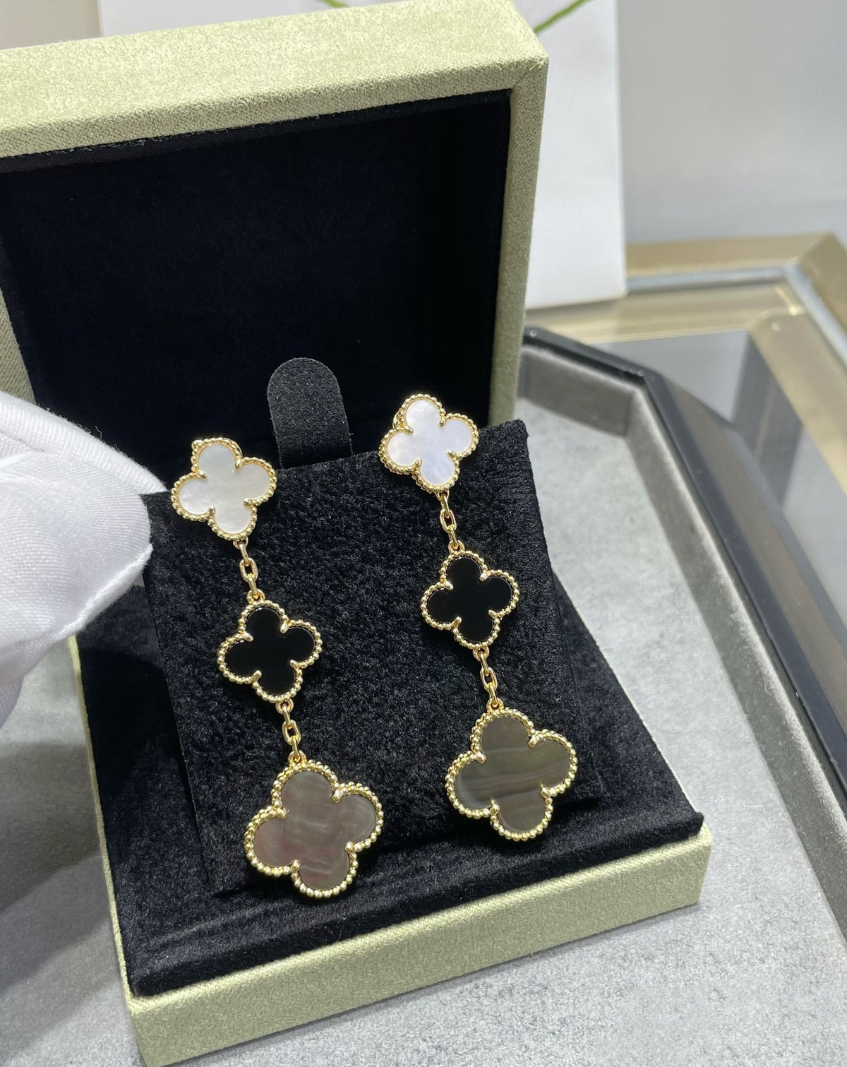 [アンジェラジュエリー]クローバー 3モチーフ モップ オニキス ダークモップ ピンクゴールド イヤリング