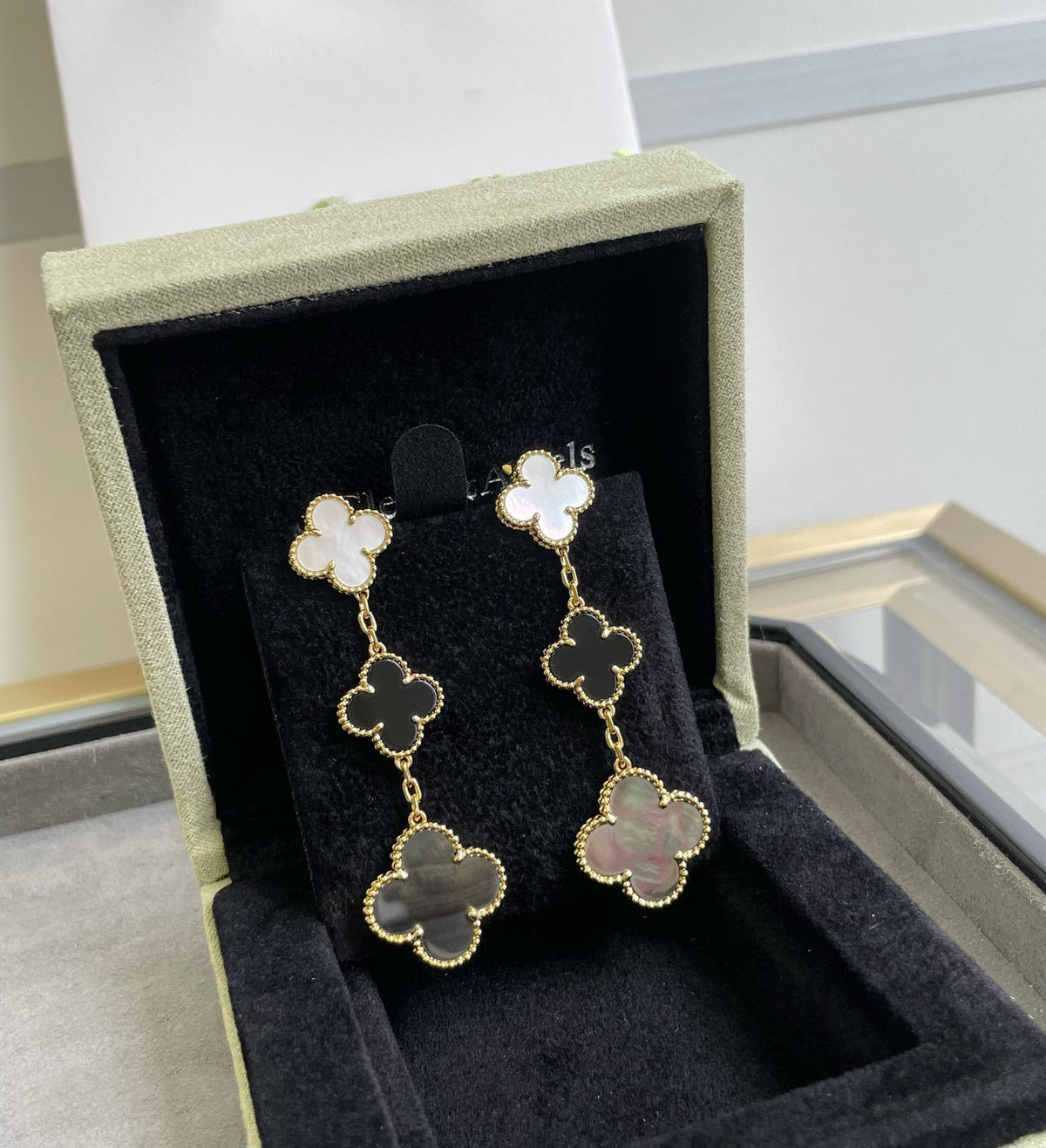 [アンジェラジュエリー]クローバー 3モチーフ モップ オニキス ダークモップ ピンクゴールド イヤリング