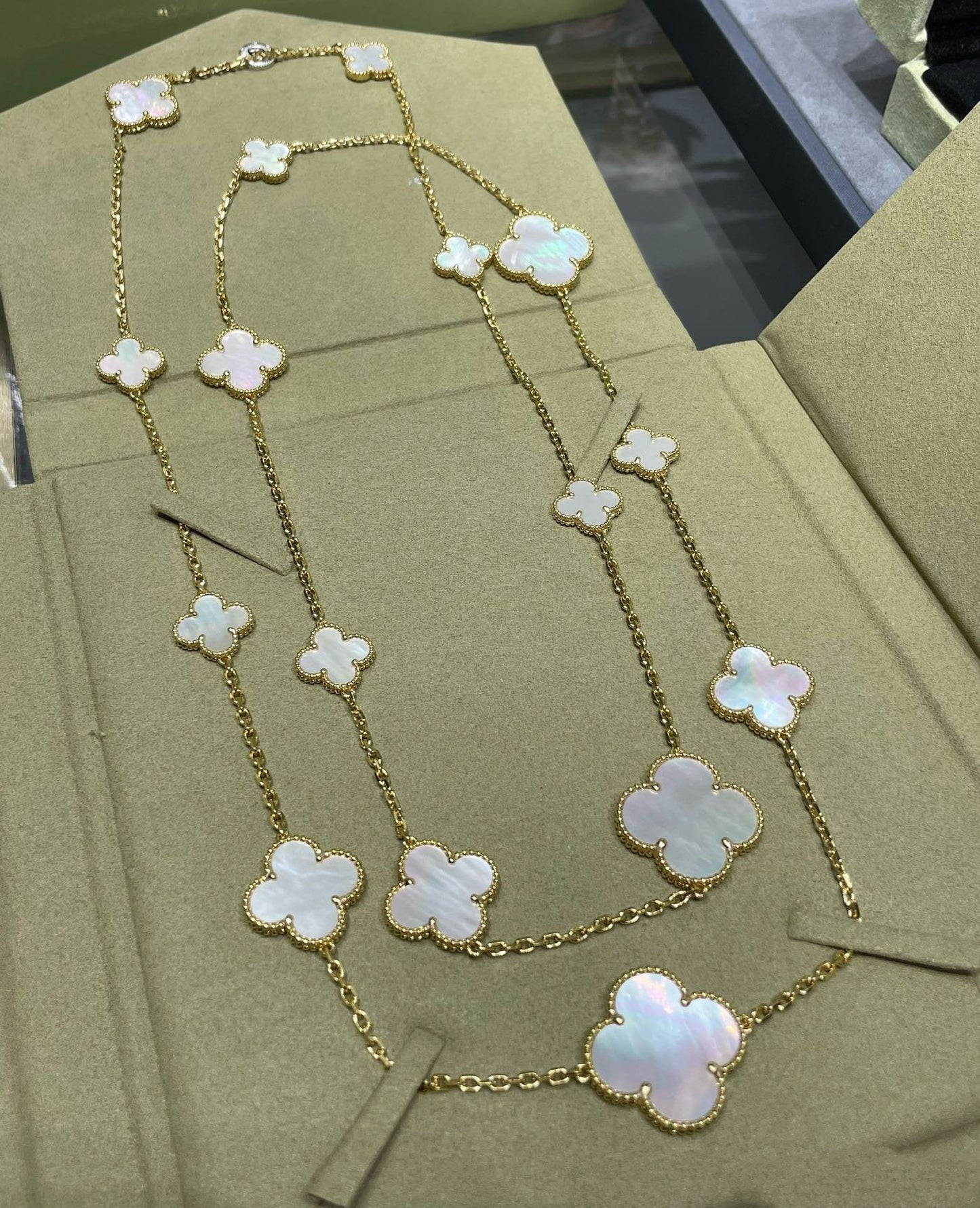 [アンジェラジュエリー]クローバー 16モチーフ ホワイトモップゴールドネックレス