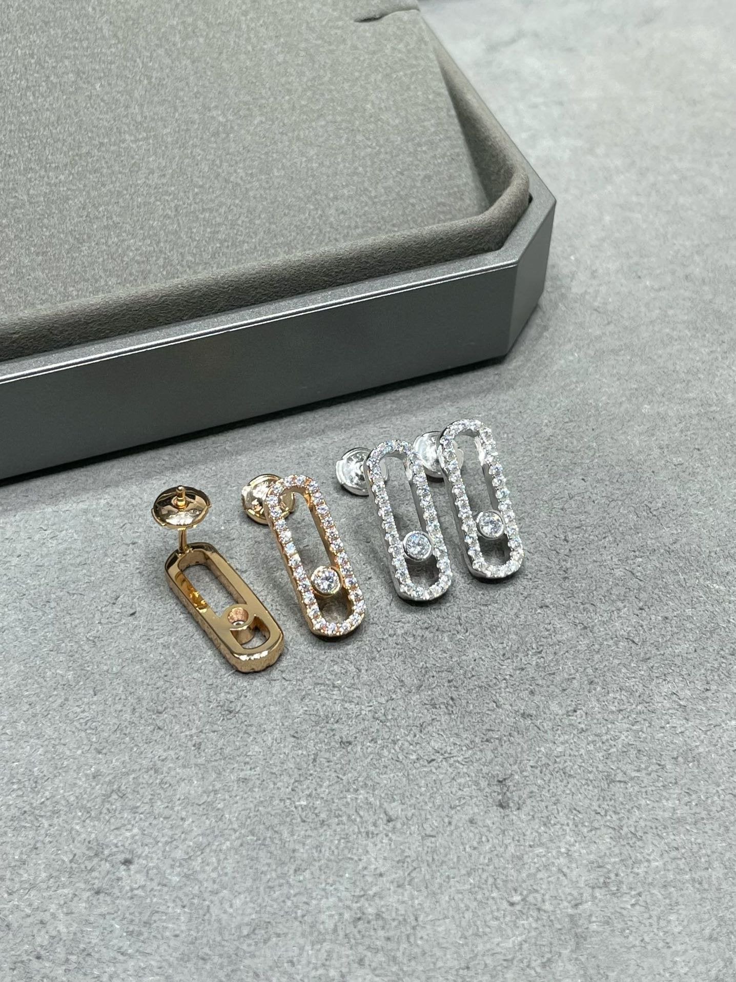 [Angela Jewelry]MOVE UNO STUD DIAMOND PAVED EARRINGS