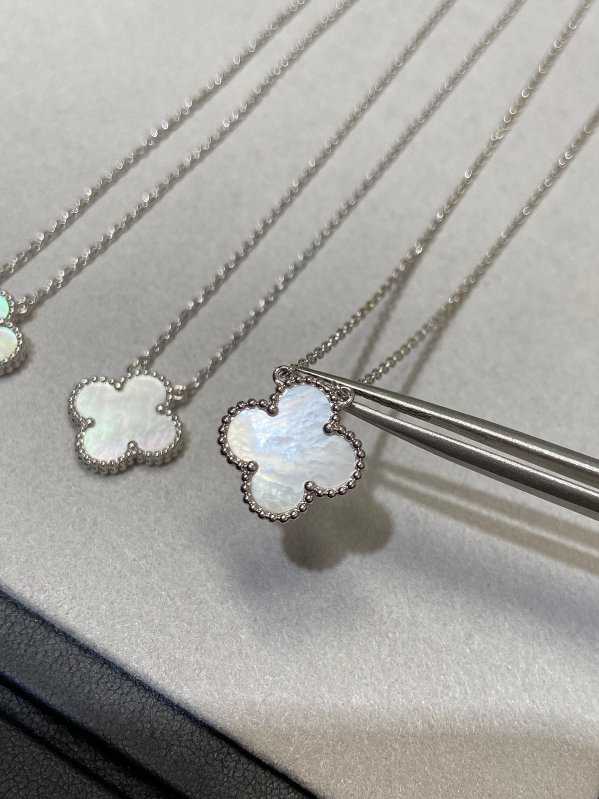 [Angela Jewellery]CLOVER MEDIUM SILVER WHITE MOP NECKLACE