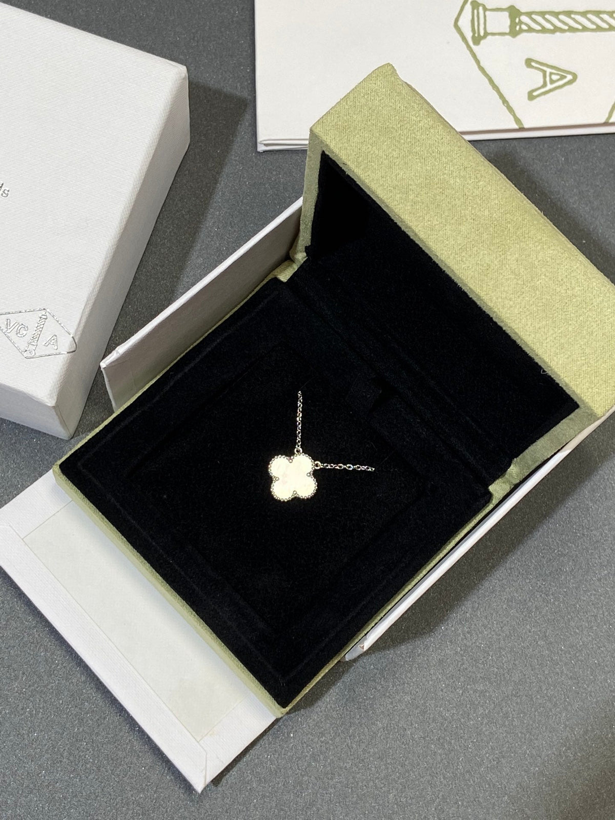 [Angela Jewellery]CLOVER MEDIUM SILVER WHITE MOP NECKLACE