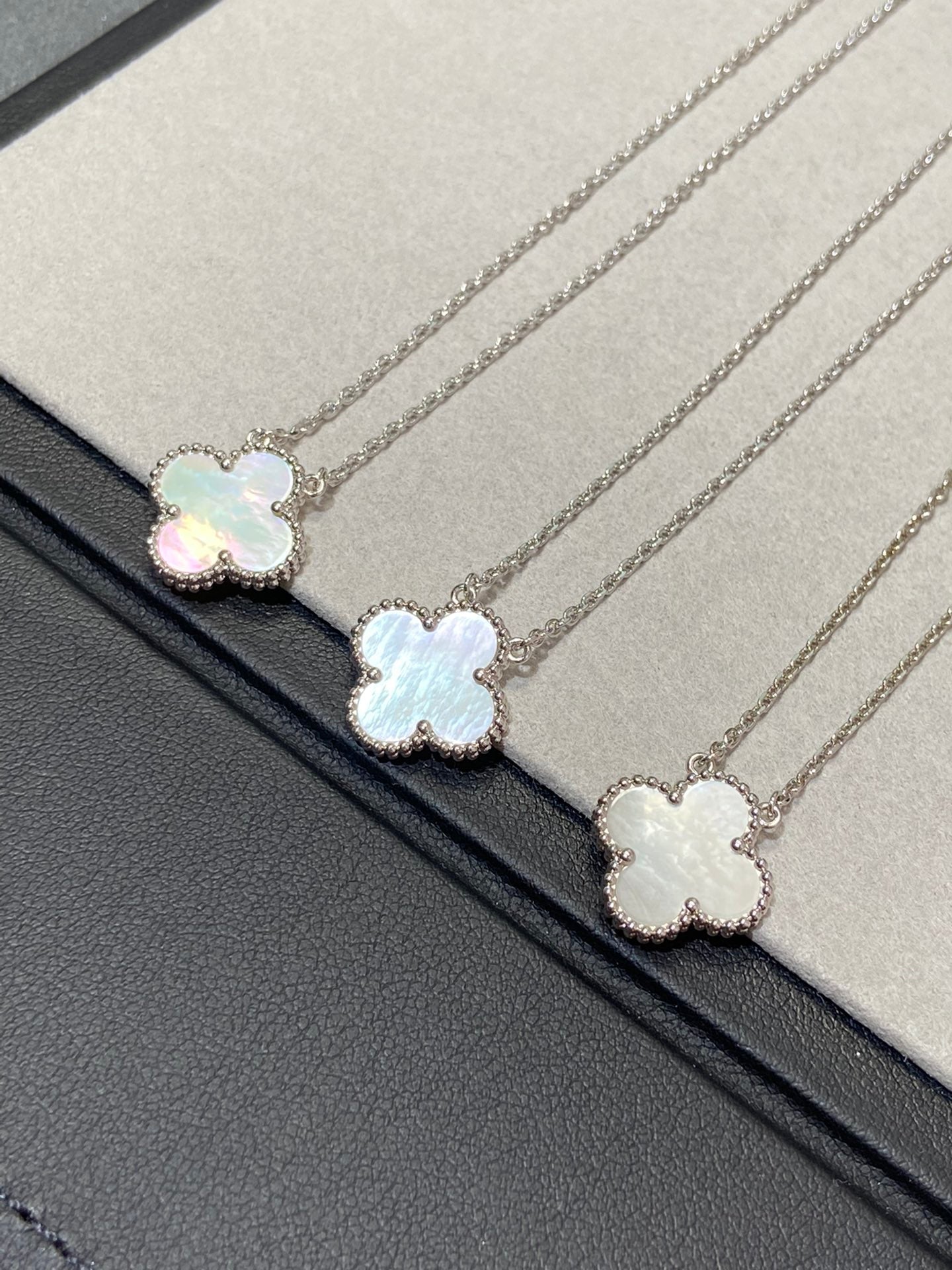 [Angela Jewellery]CLOVER MEDIUM SILVER WHITE MOP NECKLACE