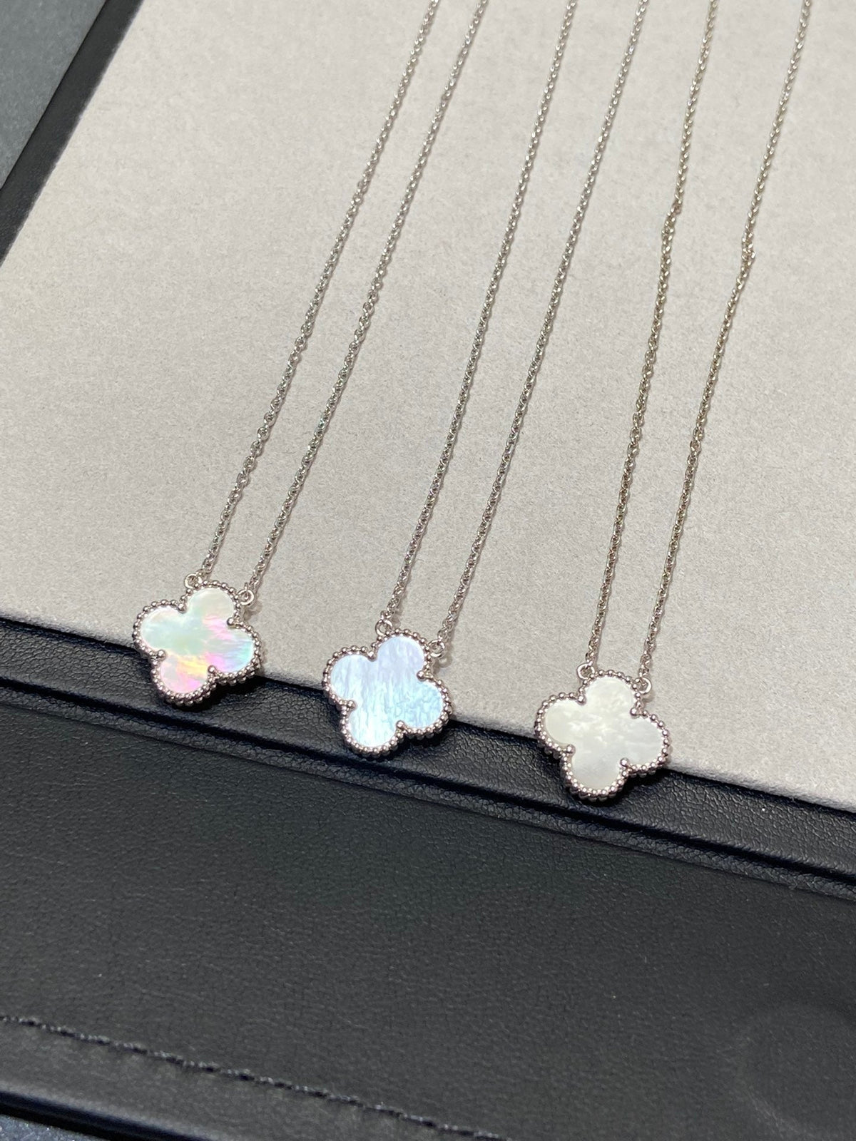[Angela Jewellery]CLOVER MEDIUM SILVER WHITE MOP NECKLACE