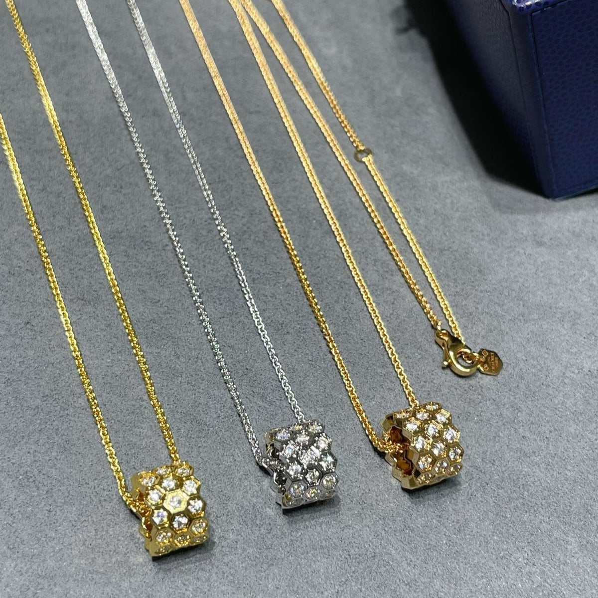 [アンジェラジュエリー]ビーラブ ダイヤモンド パヴェ 3連ネックレス