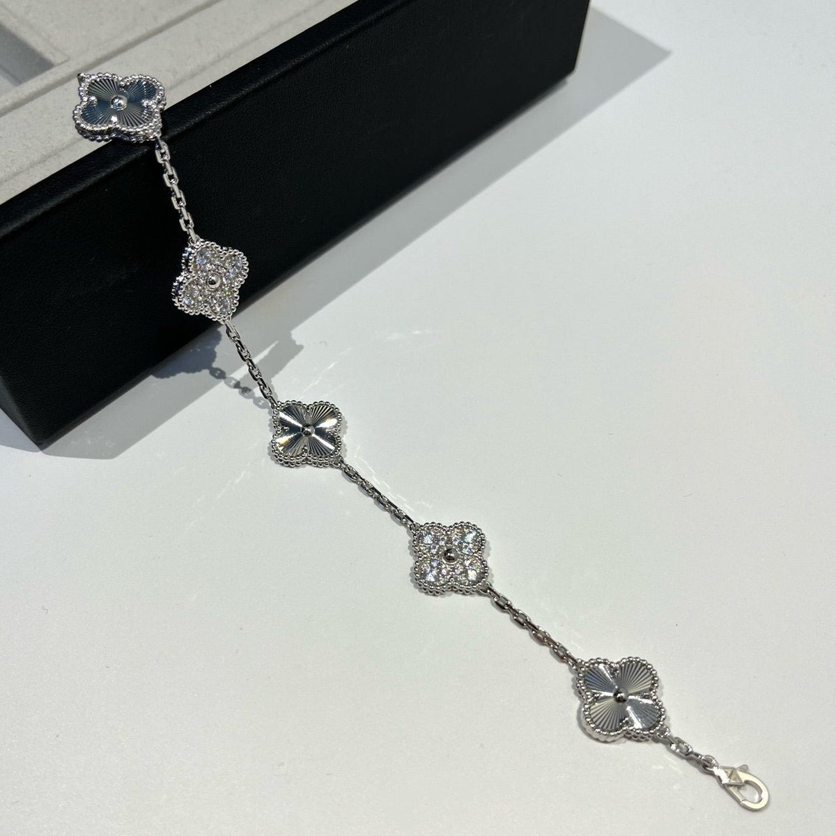 [Angela Jewelry] CLOVER 5 MOTIF LASER BRACELET COLLECTION