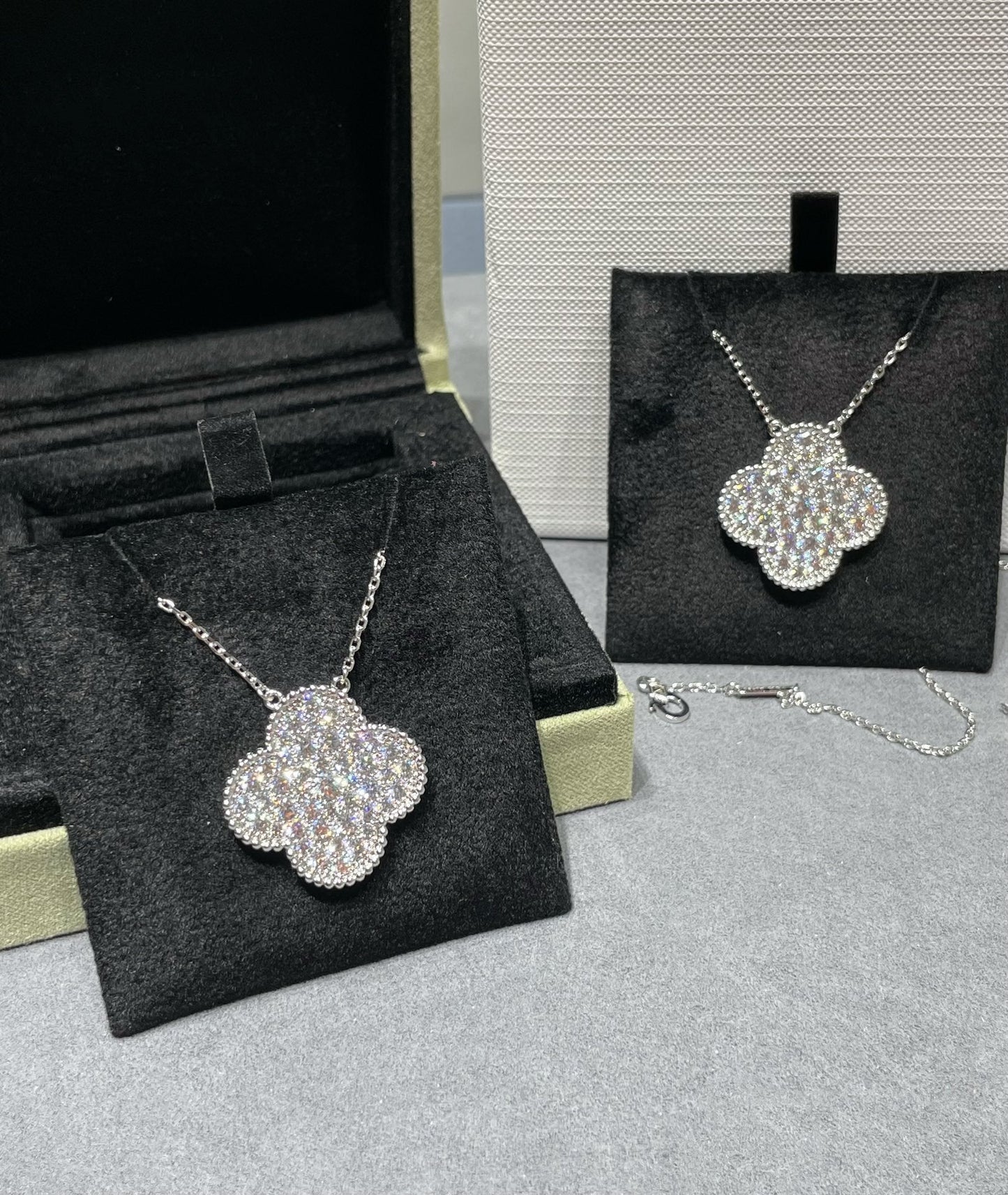 [アンジェラジュエリー]クローバー 25mm ラージペンダント ダイヤモンドパヴェシルバーネックレス