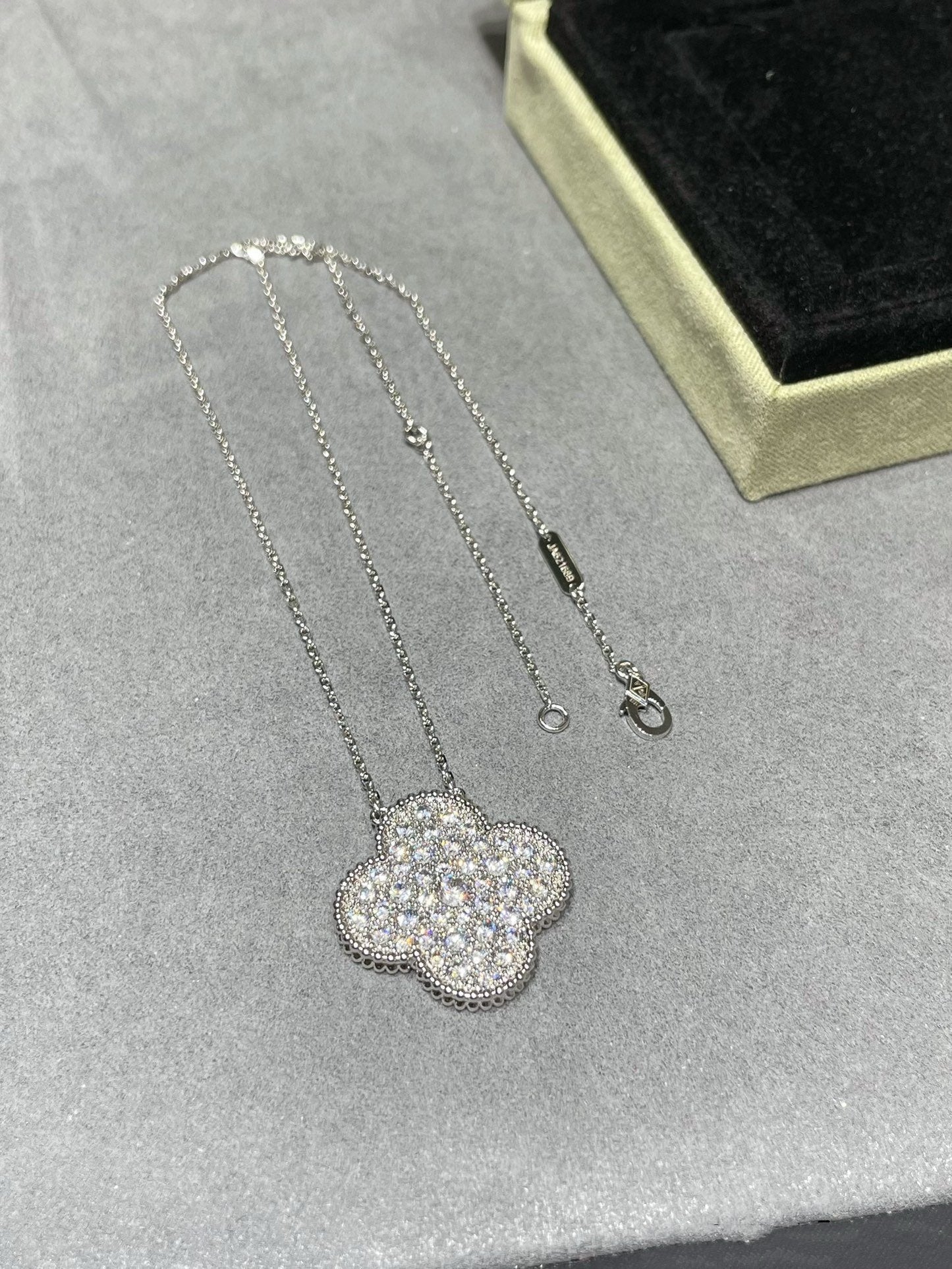 [アンジェラジュエリー]クローバー 25mm ラージペンダント ダイヤモンドパヴェシルバーネックレス