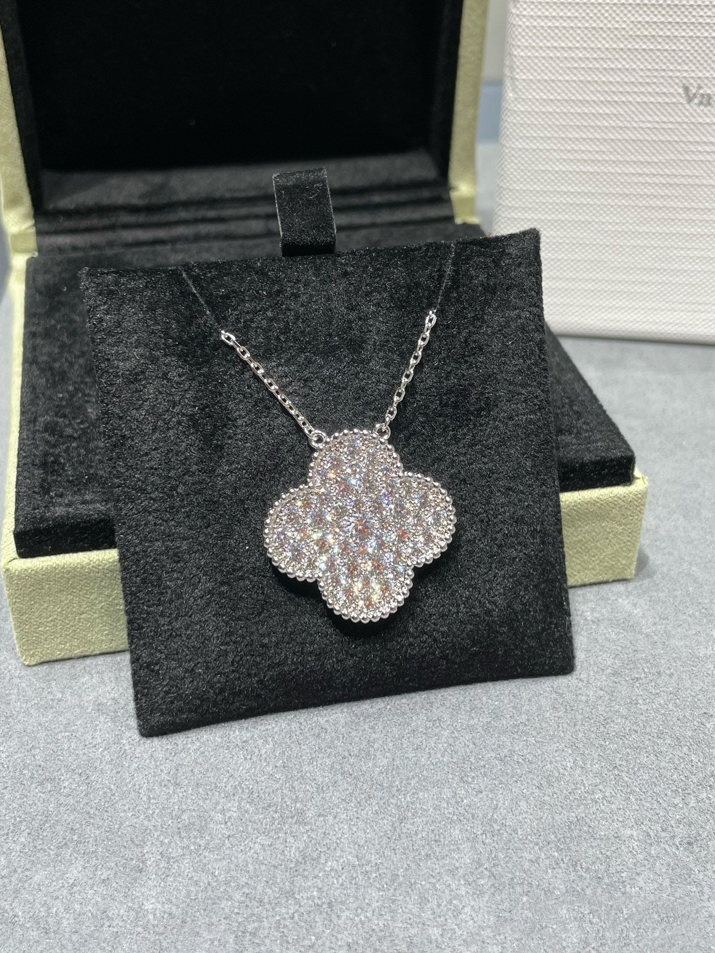 [アンジェラジュエリー]クローバー 25mm ラージペンダント ダイヤモンドパヴェシルバーネックレス