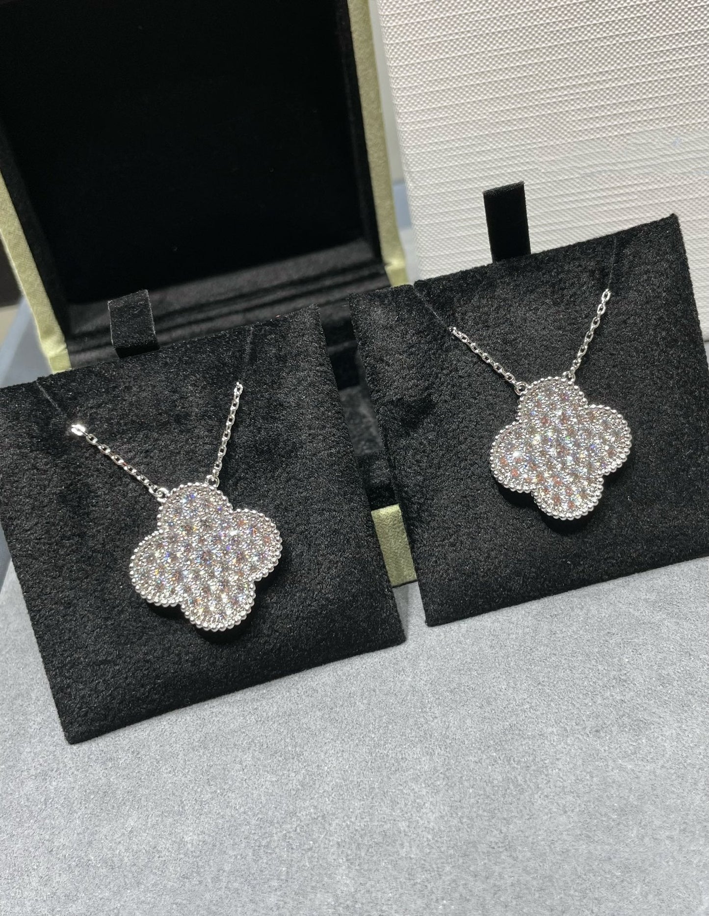 [アンジェラジュエリー]クローバー 25mm ラージペンダント ダイヤモンドパヴェシルバーネックレス