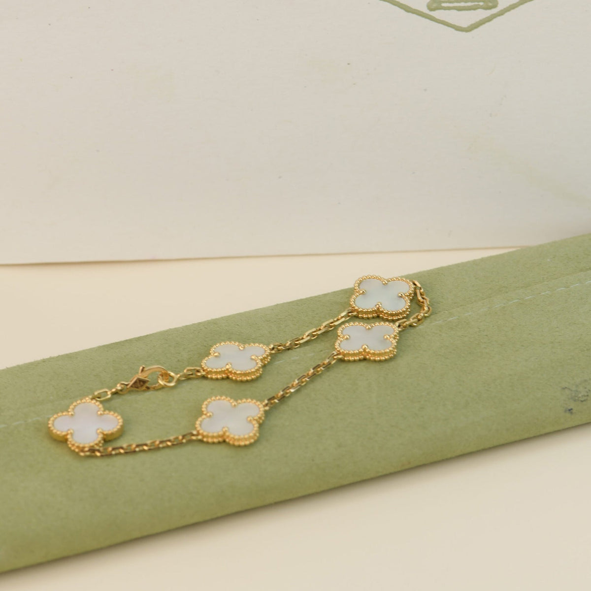 [Angela Jewellery]CLOVER  5 MOTIF WHITE MOP BRACELET