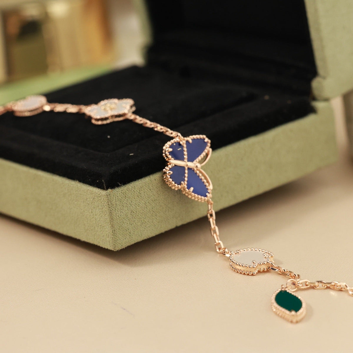 [Angela Jewelry]LUCKY SPRING BUTTERFLY 5 MOTIF BRACELET