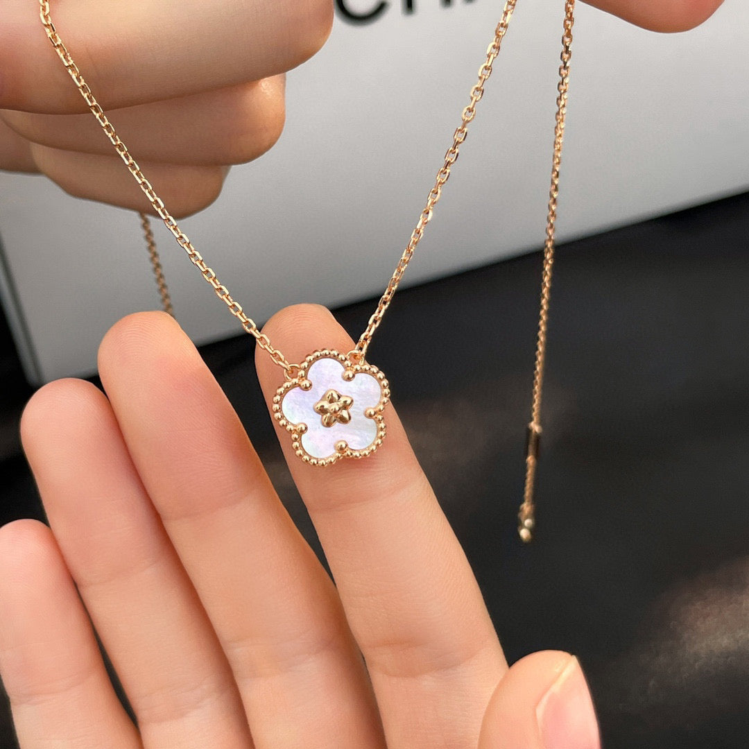 [アンジェラジュエリー]ラッキーホワイトモッププラムブロッサムネックレス