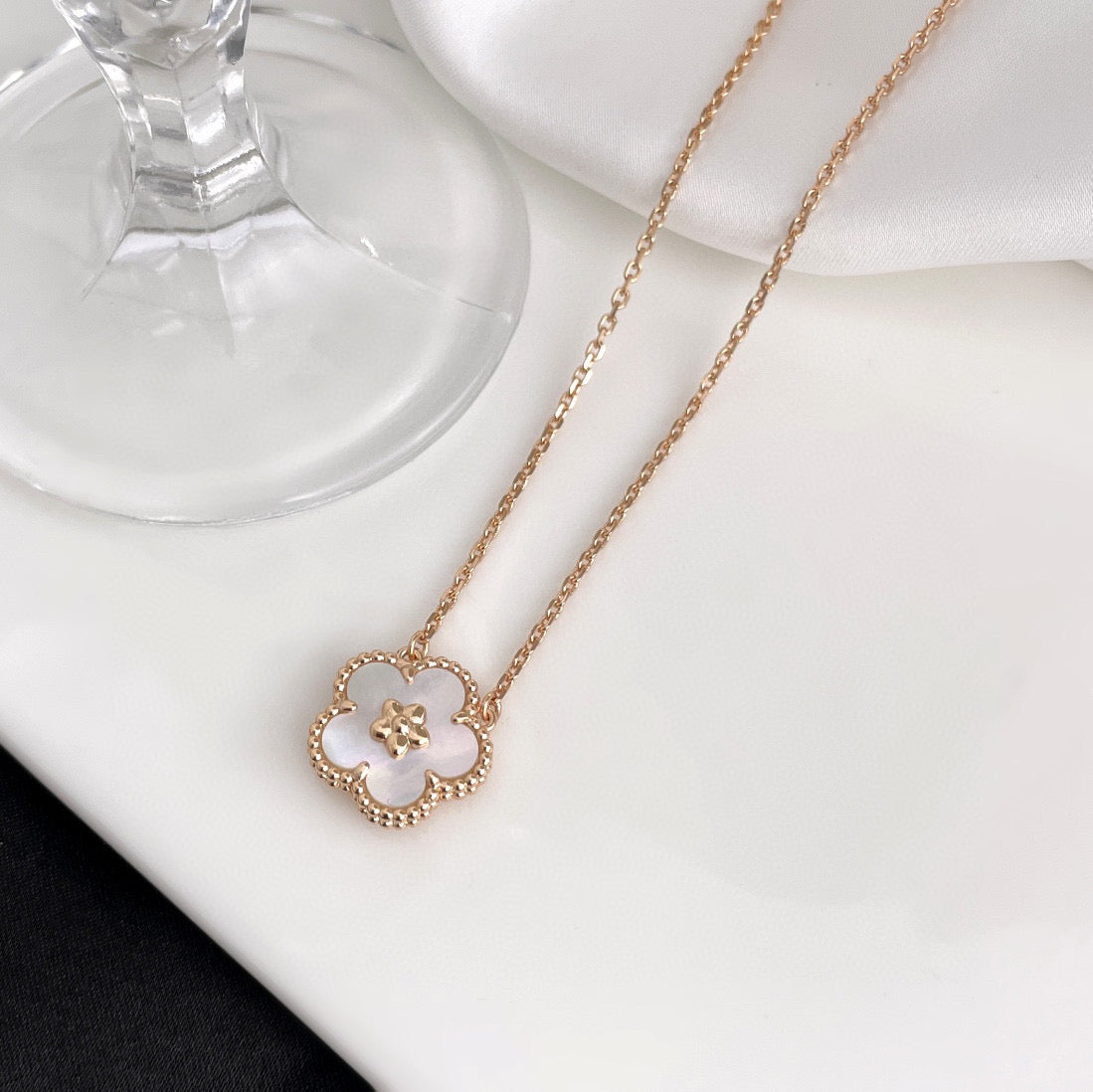 [アンジェラジュエリー]ラッキーホワイトモッププラムブロッサムネックレス