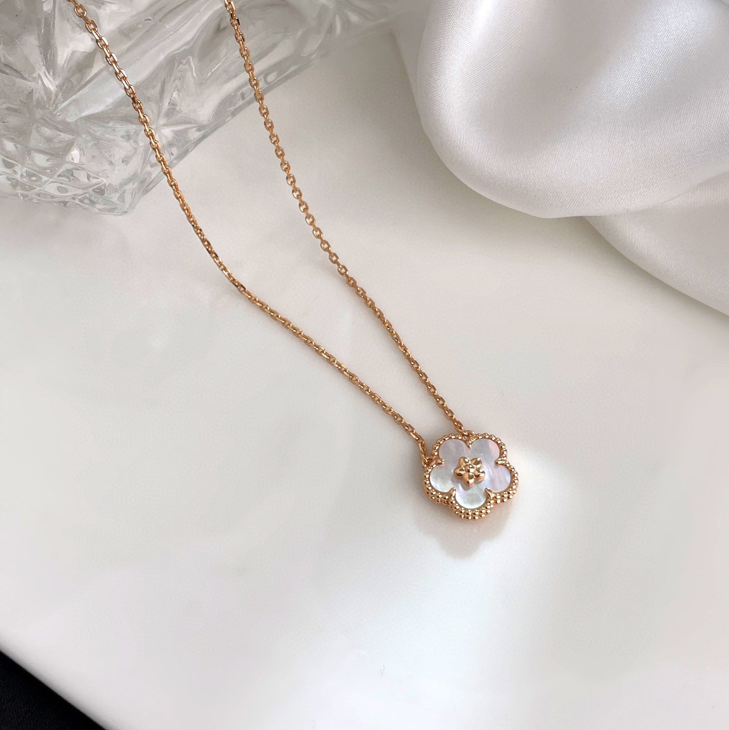[アンジェラジュエリー]ラッキーホワイトモッププラムブロッサムネックレス