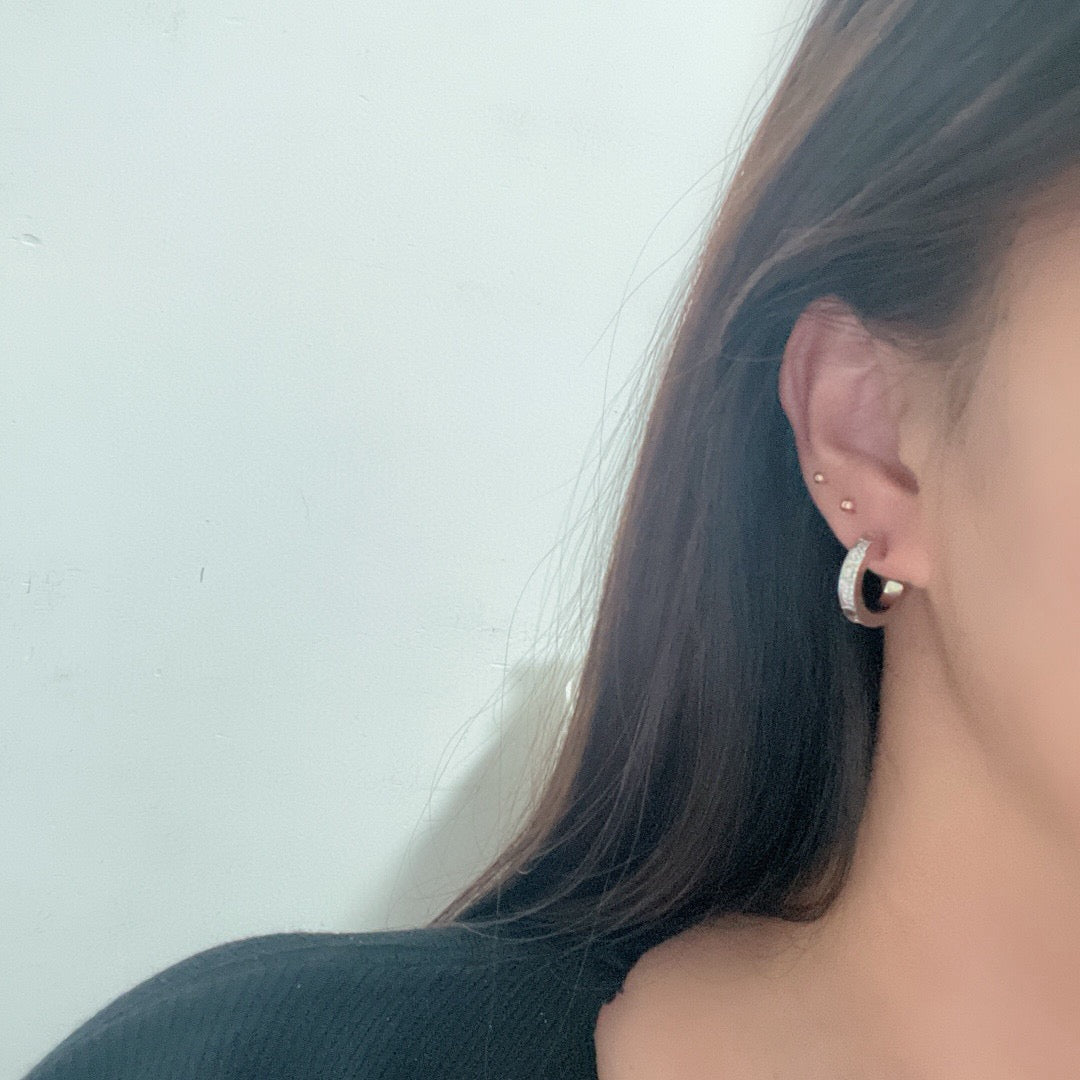 [Angela Jewelry]LOVE 5.5MM DIAMOND PAVED EARRINGS