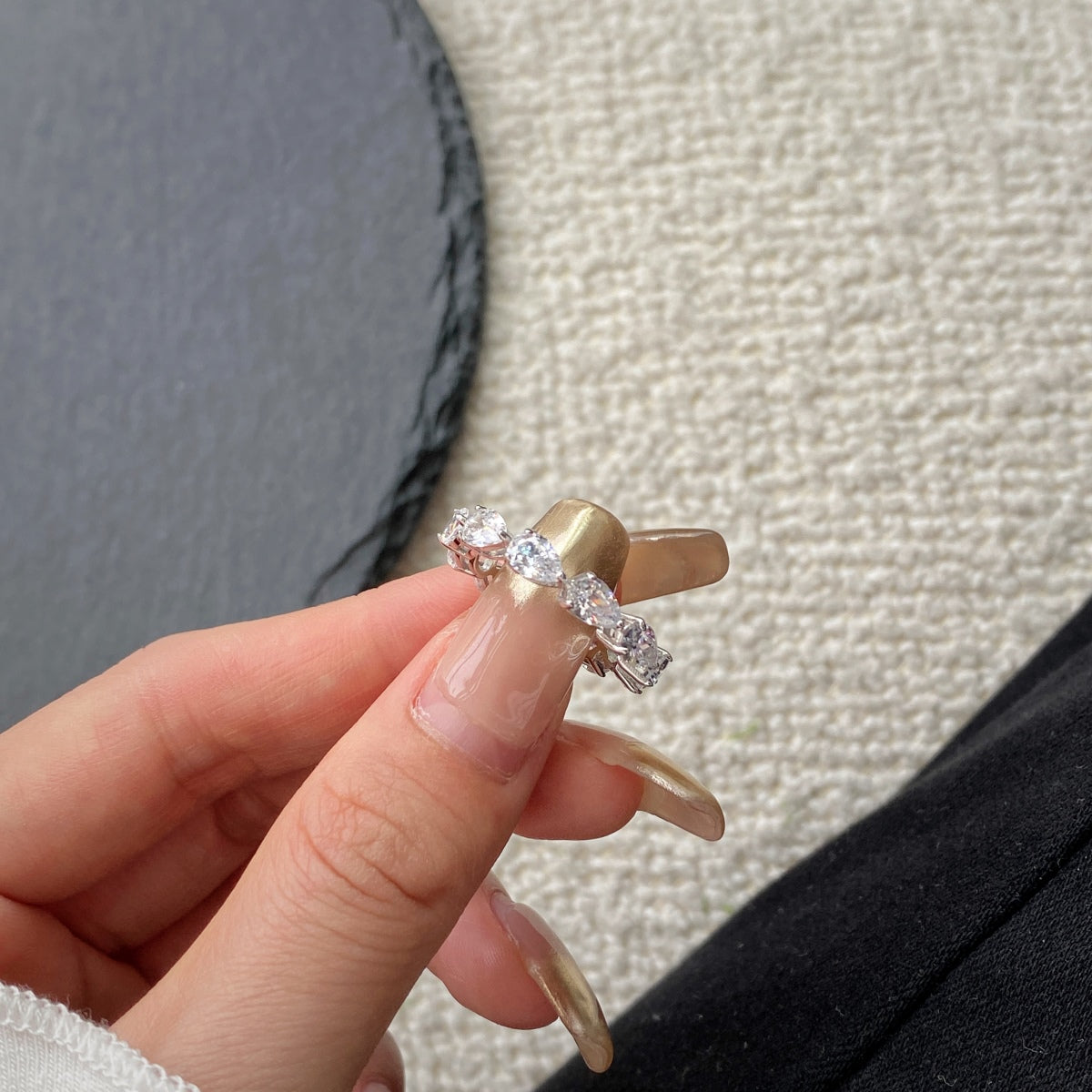 アンジェラジュエリー]美しいペアカットのテニスリング