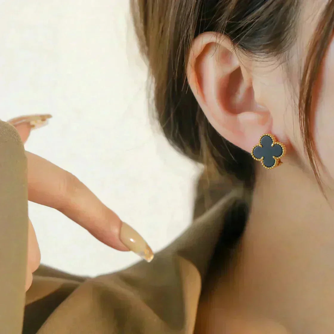 [アンジェラジュエリー]クローバー ミディアム 1モチーフ オニキス スタッドピアス