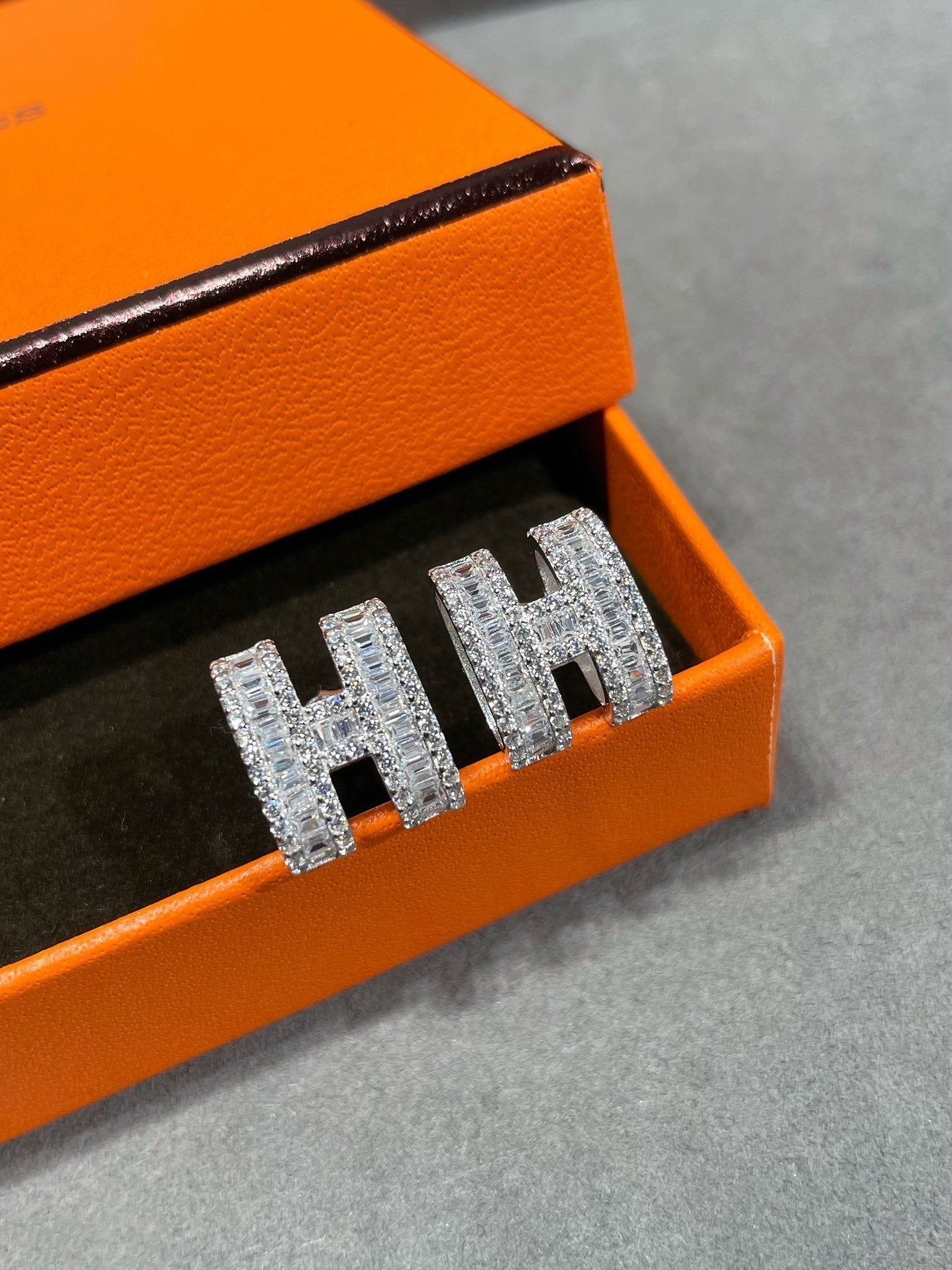 [Angela Jewellery]H STUD EARRINGS WITH SILVER DIAMONDS
