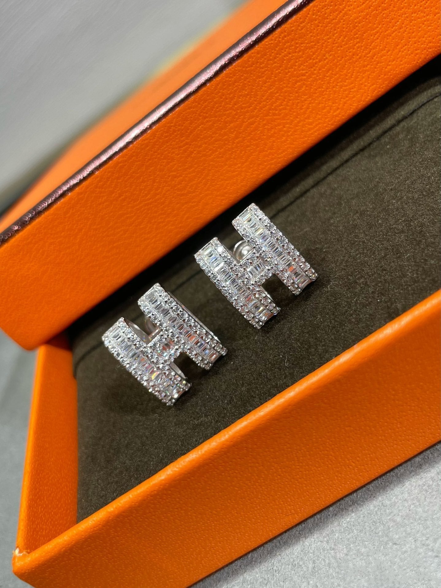 [Angela Jewellery]H STUD EARRINGS WITH SILVER DIAMONDS