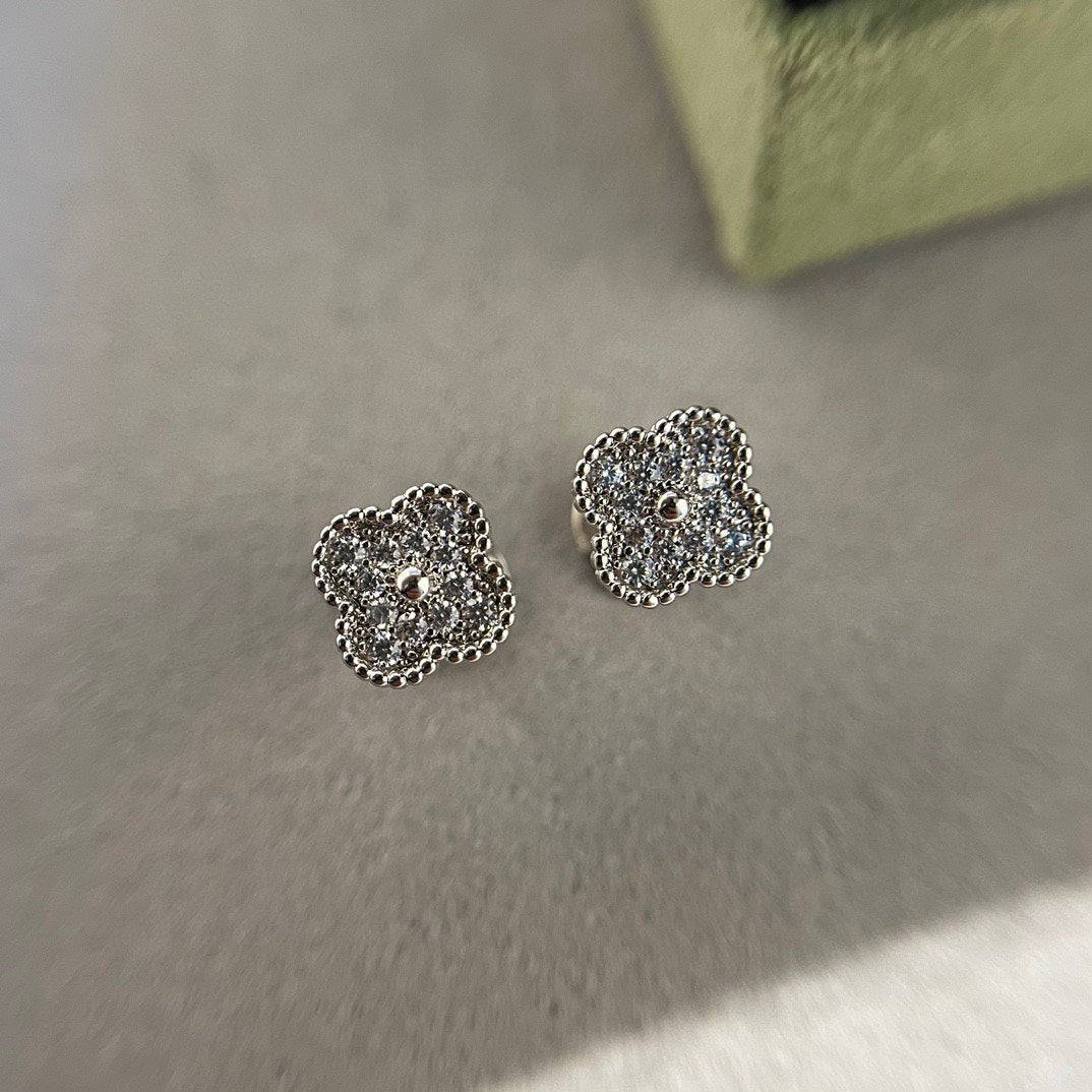 [アンジェラジュエリー]クローバーミニダイヤモンドスタッドピアス