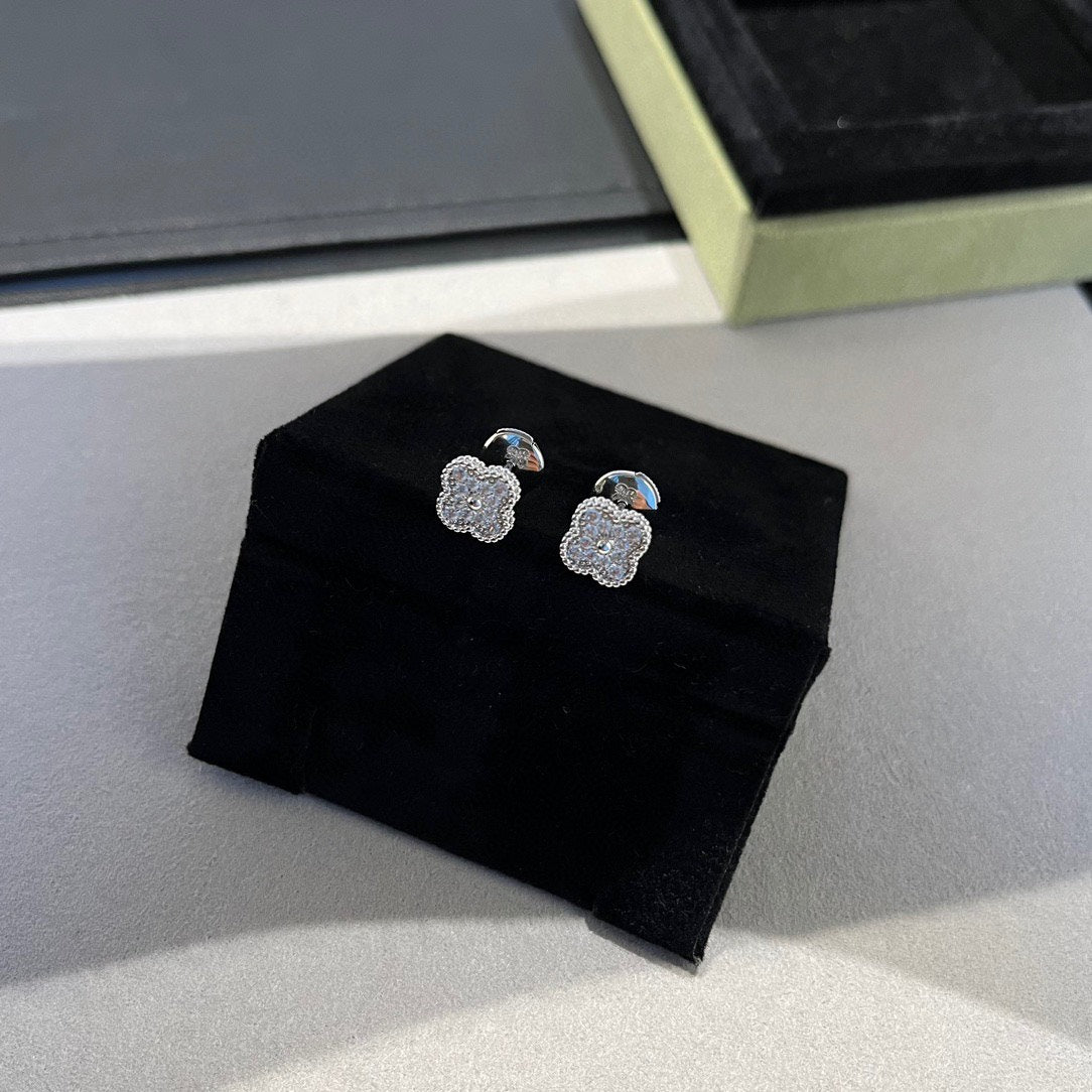 [アンジェラジュエリー]クローバーミニダイヤモンドスタッドピアス