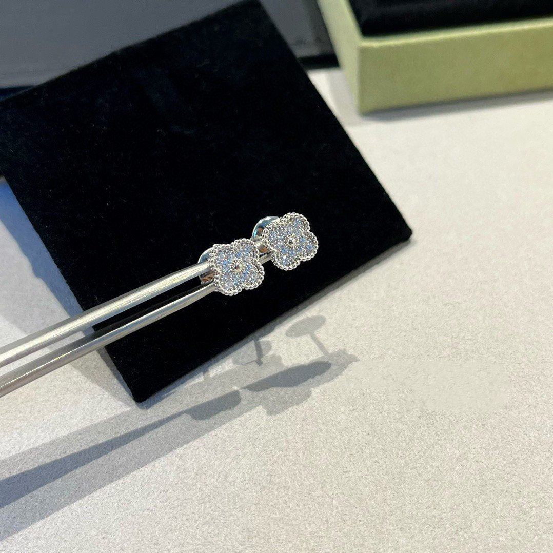 [アンジェラジュエリー]クローバーミニダイヤモンドスタッドピアス